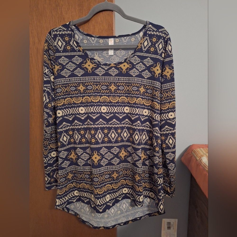 LuLaRoe NWT Lynnae Tunic Navy and Yellow Aztec Long-Sleeve Tee Women's Size M